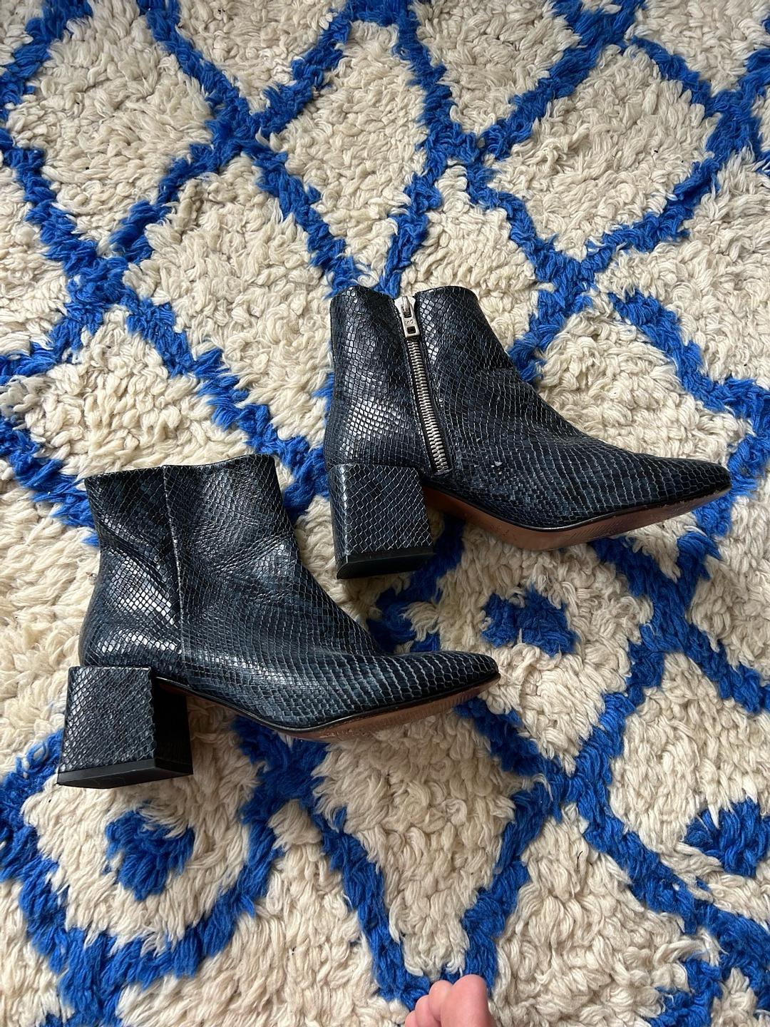 Loq Lazaro Boots Lucky Sweater